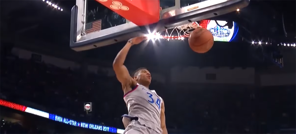 O Stephen Curry ξαπλώνει στο παρκέ έναντι του «Greek Freak»