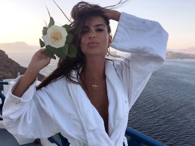 Η Emily Ratajkowski αναπολεί το καλοκαίρι της στην Ελλάδα