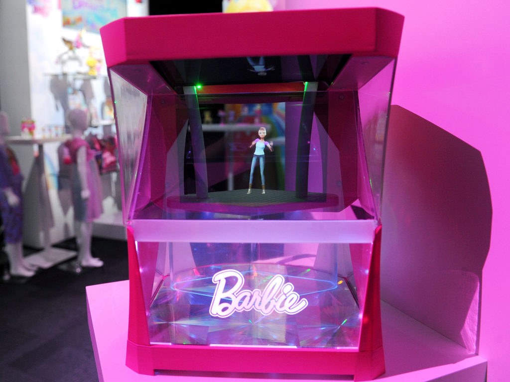 Έφτασε η Barbie Oλόγραμμα! Κινείται και απαντάει σε φωνητικές εντολές και θα λέει μέχρι τον καιρό της ημέρας!