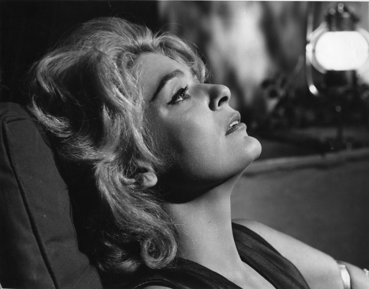 Μελίνα Μερκούρη | Πικραμένη γιατί; Οι πληγές είναι παράσημα…