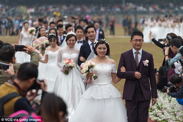 Παίρνουν διαζύγιο ομαδικά για να ξεγελάσουν το κράτος