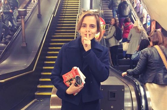 Tι κρύβει η  Emma Watson στο μετρό;