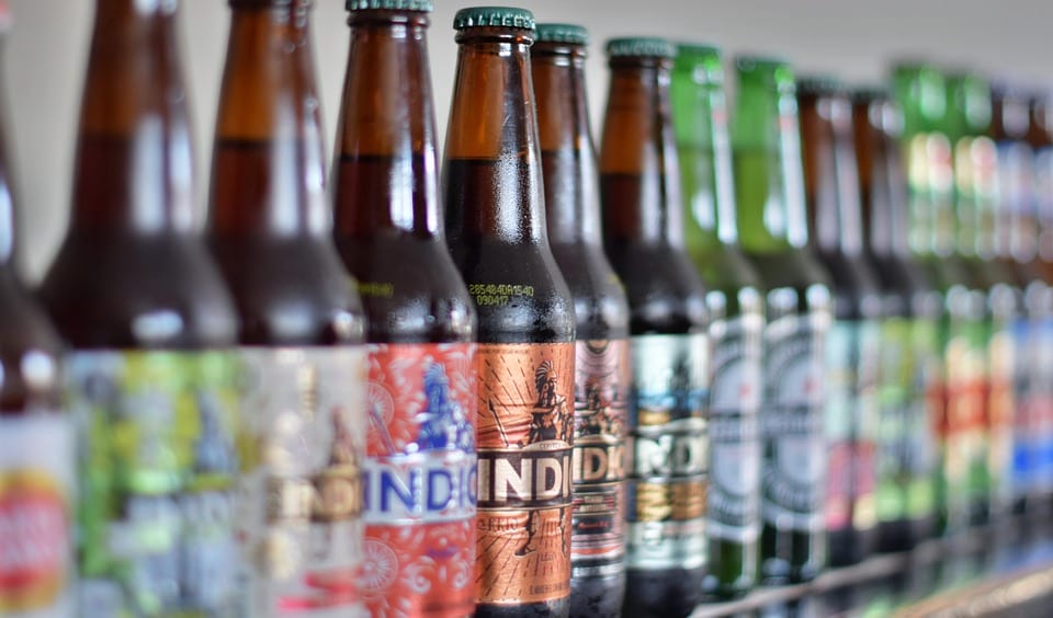 Γιατί τα μπουκάλια της μπύρας είναι πράσινα ή καφέ;