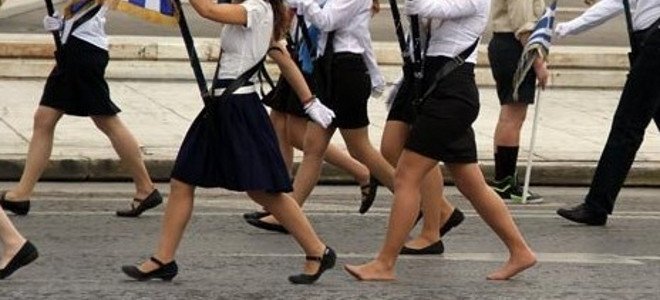 Ξυπόλητη μαθήτρια στην παρέλαση της Θεσσαλονίκης!