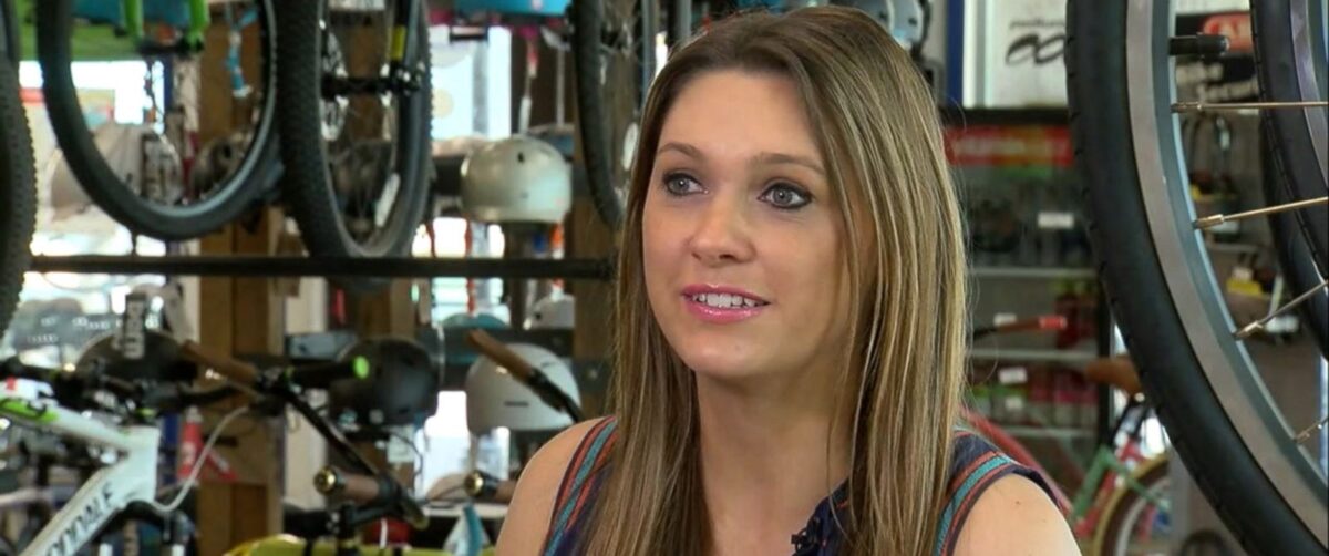 Δασκάλα συγκέντρωσε 80.000$ για να αγοράσει ποδήλατα στους φτωχούς μαθητές της (βίντεο)