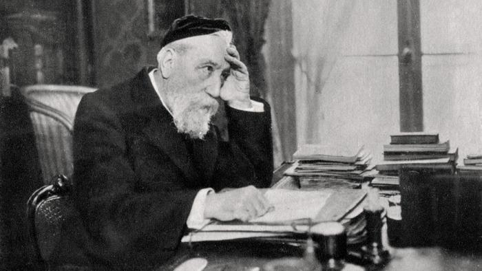 Anatole France:Το να ζεις χωρίς ψευδαισθήσεις είναι το μυστικό της ευτυχίας.