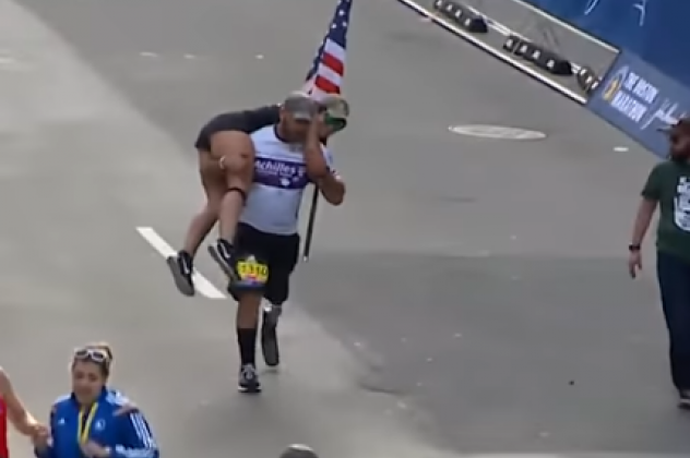 Πεζοναύτης με τεχνητό πόδι τερμάτισε σε μαραθώνιο με τη γυναίκα του στους ώμους (βίντεο)