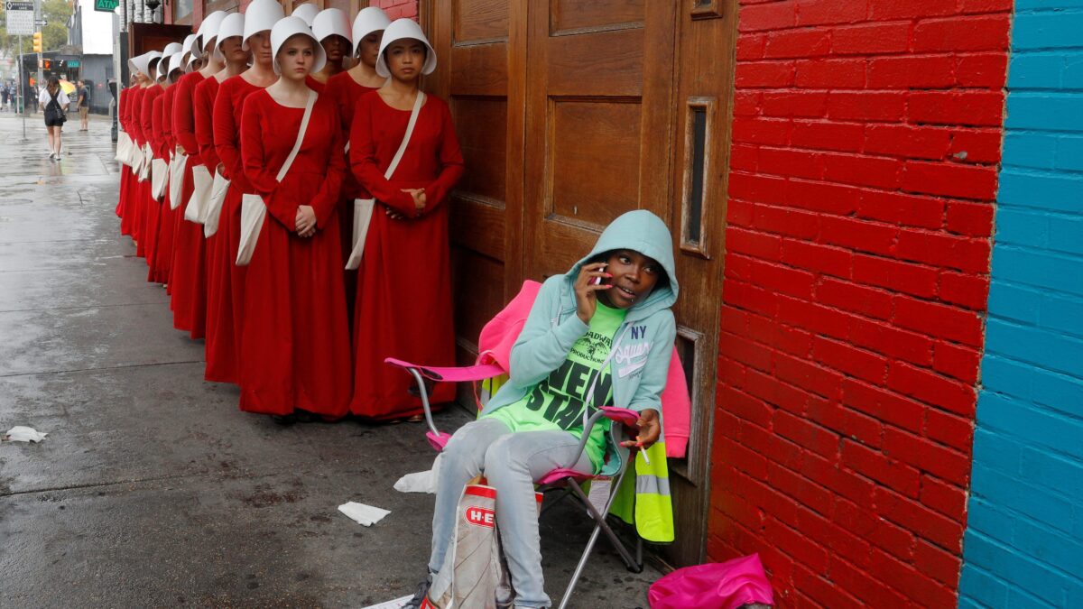 Το εφιαλτικό The Handmaid`s Tale είναι η σειρά που θα κλέψει τις εντυπώσεις το 2017