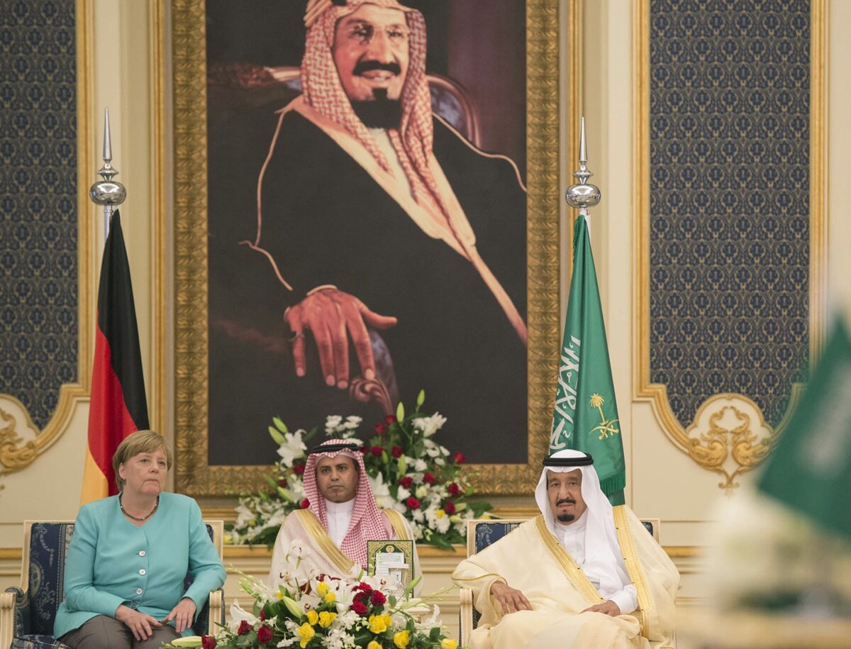 H Μέρκελ χωρίς μαντίλα στην επίσημη επίσκεψή της στη Σαουδική Αραβία