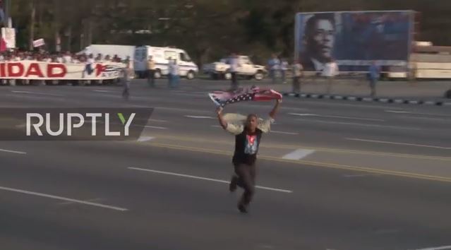 Ένας Κουβανός με την αμερικανική σημαία χάλασε τη φιέστα στην Αβάνα (βιντεο)
