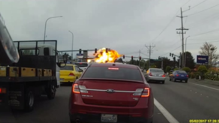 Αεροπλάνο συντρίβεται φλεγόμενο ανάμεσα σε αυτοκίνητα (βίντεο)