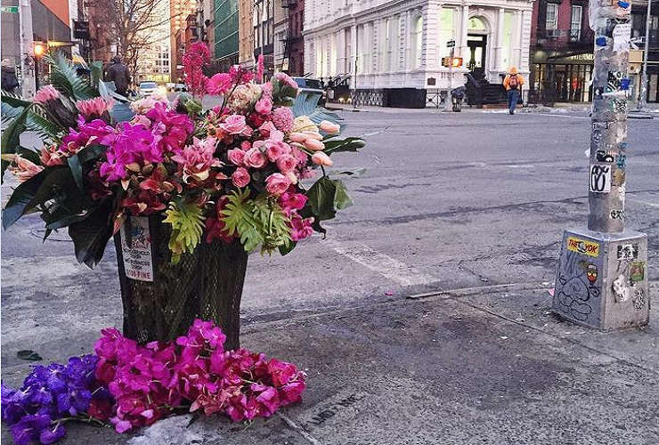 Ανθοπώλης στη Ν. Υόρκη μετατρέπει κάδους σκουπιδιών σε ανθοσυνθέσεις, απλά για να φτιάξει τη μέρα των περαστικών