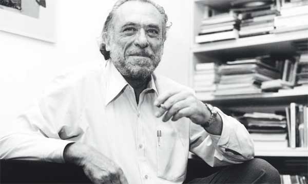 Charles Bukowski | Εγώ θα ήθελα ένα Δεκέμβρη με φώτα σβηστά κι ανθρώπους αναμμένους.