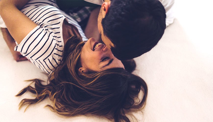 6 τρόποι για να αναθερμάνεις και να βγάλεις από τη ρουτίνα τη σχέση σου