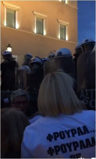 «Έφοδος» της Ραχήλ Μακρή στη Βουλή – Την έβγαλαν… σηκωτή!