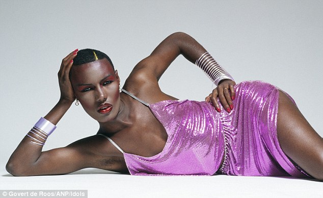 Γκρέις Τζόουνς | Όταν η βασίλισσα της Disco ερμήνευε ιδανικά το La Vie en Rose