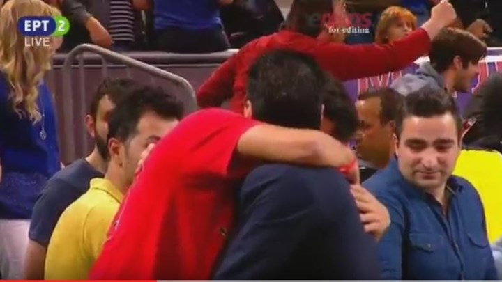 Τα δάκρυα χαράς του γιου του προπονητή του Ολυμπιακού (βίντεο)