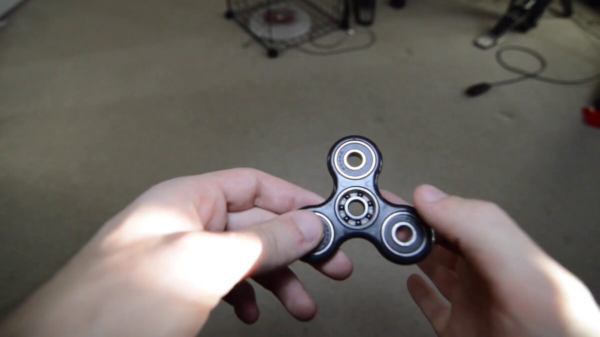 Fidget spinner: To νέο «κόλλημα» που… ξεπουλάει
