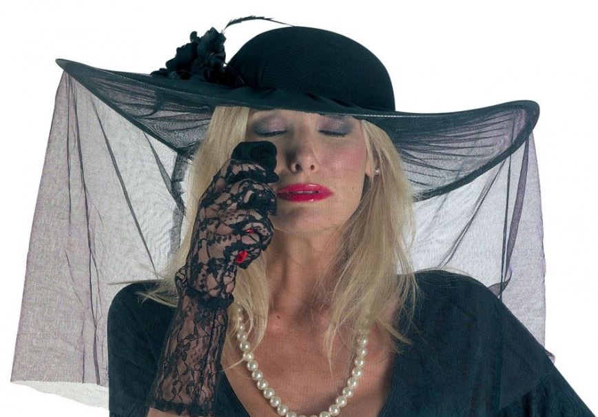 H χήρα…. πήγε με τον νεκροθάφτη