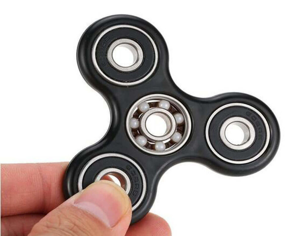 Fidget spinners: Η σβούρα που έχει ξετρελάνει τον πλανήτη