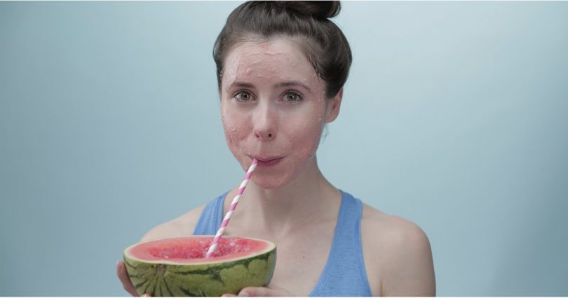 Το πιο καλοκαιρινό smoothie δεν το πίνεις μόνο, το βάζεις και στο πρόσωπό σου