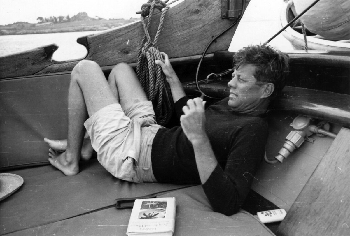 John Fitzgerald Kennedy: Να συγχωρείς τους εχθρούς σου, αλλά ποτέ μην ξεχνάς τα ονόματά τους.