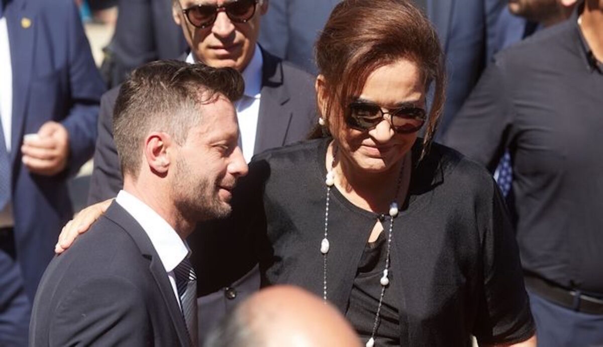 Ντόρα Μπακογιάννη: Ψηλέ, περήφανε πατέρα μου, σήκω πάνω…