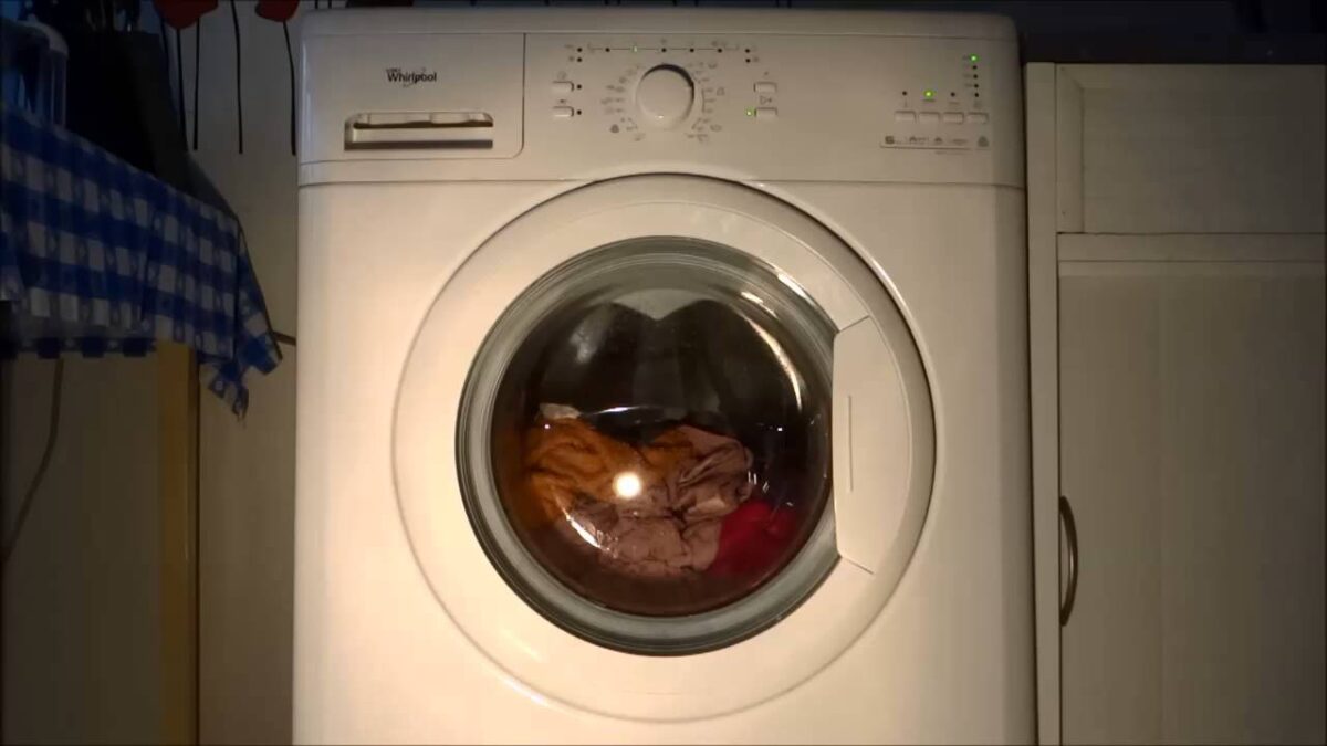 Γιατί «μπαίνουν» τα ρούχα στο πλυντήριο – Πώς να το αποφύγετε (βίντεο)