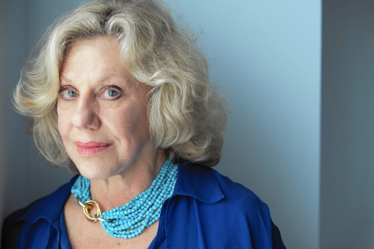 Erica Jong:Βλέπεις πολλούς έξυπνους άντρες με ηλίθιες γυναίκες, αλλά ποτέ μια έξυπνη γυναίκα με ηλίθιο άντρα.