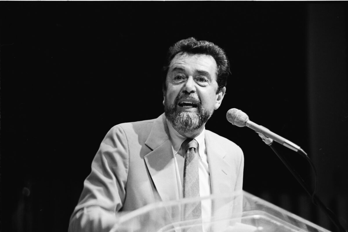 Leo Buscaglia : Η αγάπη είναι ζωή. Και αν δεν έχεις αγάπη, δεν έχεις ζωή.