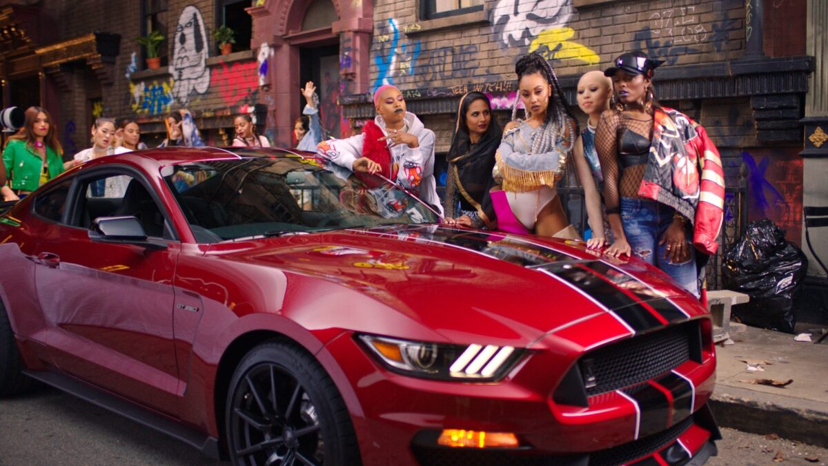 Μία Ford Mustang στο video clip του Power των Little Mix! (video)