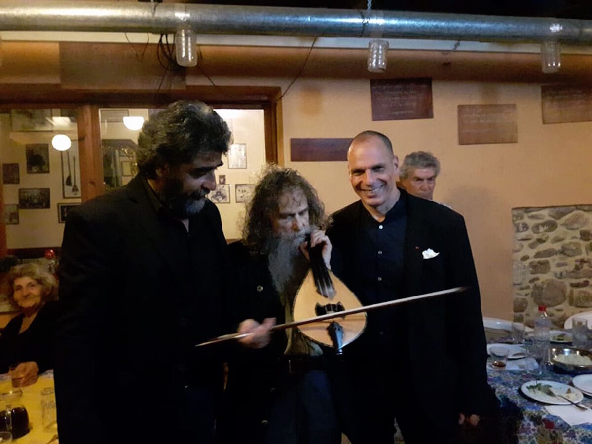 Κρητικό γλέντι για τον Βαρουφάκη παρέα με τον… Ψαραντώνη