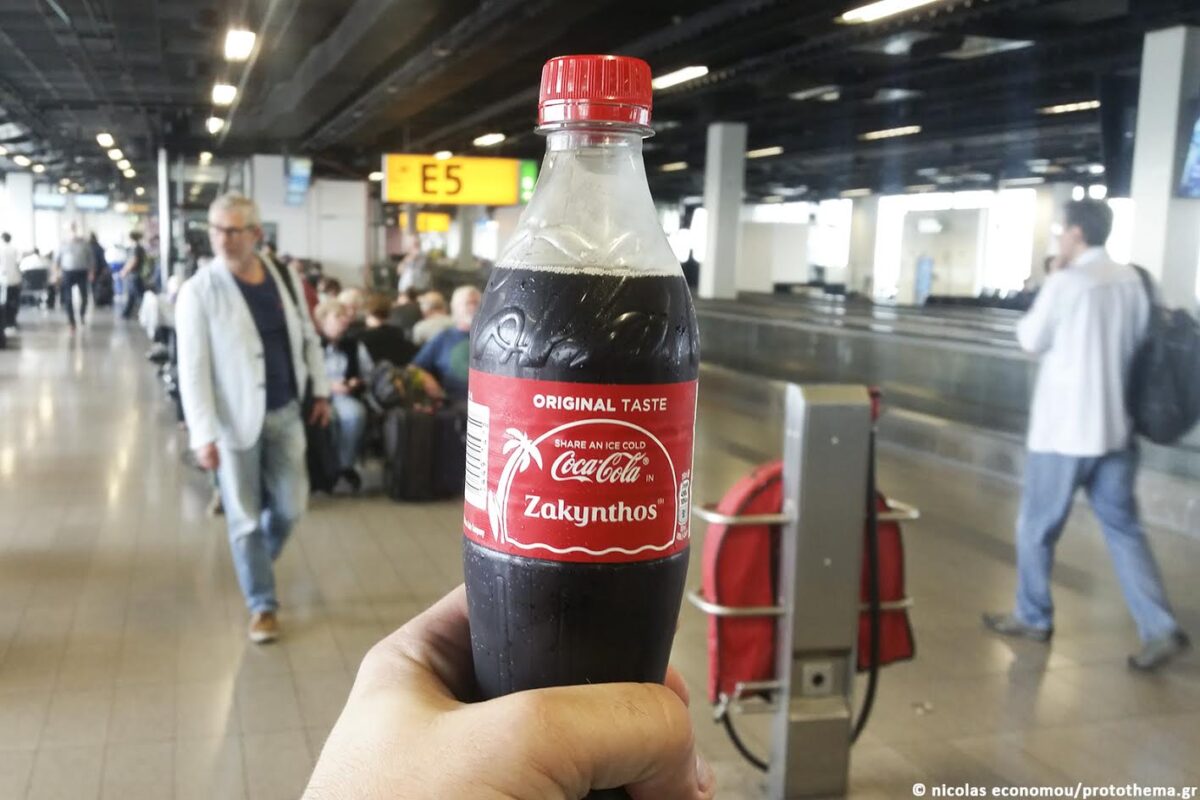 Η Coca Cola διαφημίζει τα ελληνικά νησιά στο Παρίσι