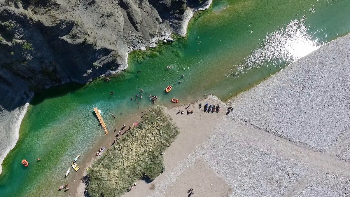 Εσύ γνωρίζεις αυτήν τη παραλία σε υψόμετρο 700 μέτρων στον Αχελώο ?