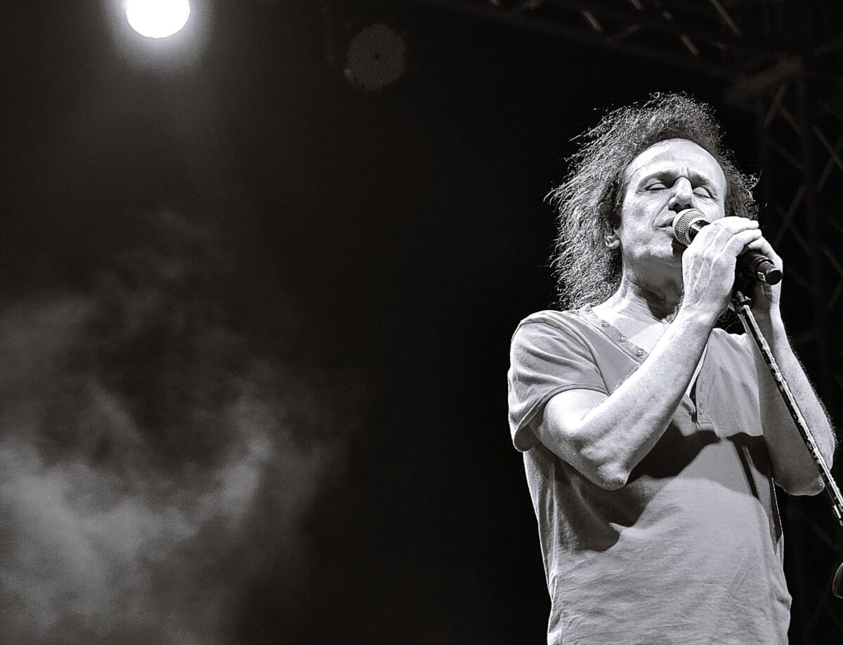 Βασίλης Παπακωνσταντίνου : Σ’ ακολουθώ σ’ αγγίζω και πονάω… κλείνω τα μάτια και σ’ ακολουθώ…