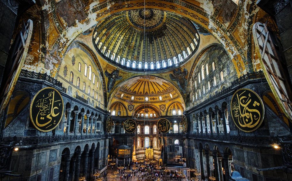 Το εζάν η προσευχή των μουσουλμάνων πάλι στην Αγία Σοφία