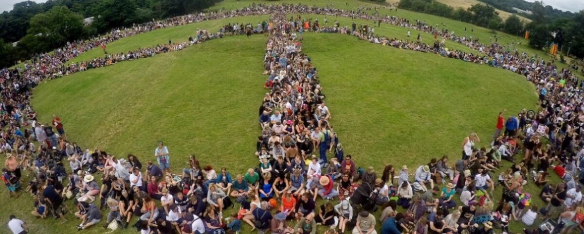 Χιλιάδες άνθρωποι δημιουργούν το μεγαλύτερο σήμα της ειρήνης στο Glastonbury Festival