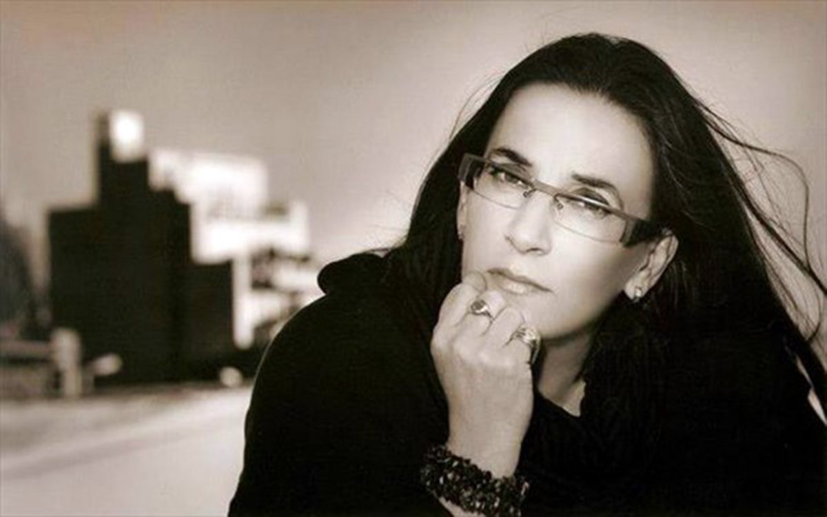 Λίνα Νικολακοπούλου : Αδιόρθωτα τα μάτια και οι καρδιές…