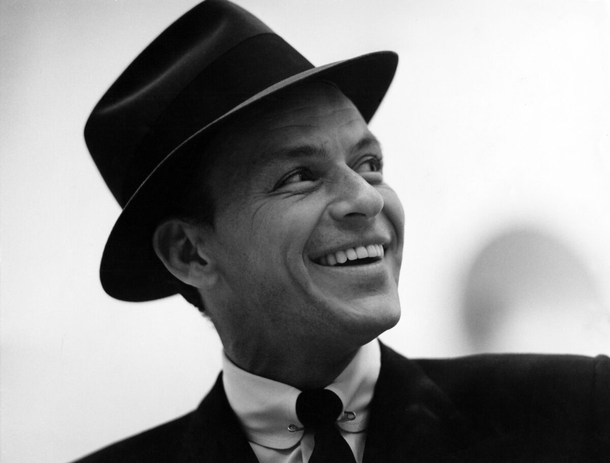 Strangers in the night | Το εκπληκτικό τραγούδι του Frank Sinatra για έναν έρωτα με την πρώτη ματιά…