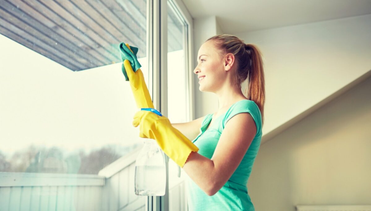 5 λάθη που κάνετε όταν καθαρίζετε τα τζάμια του σπιτιού σας