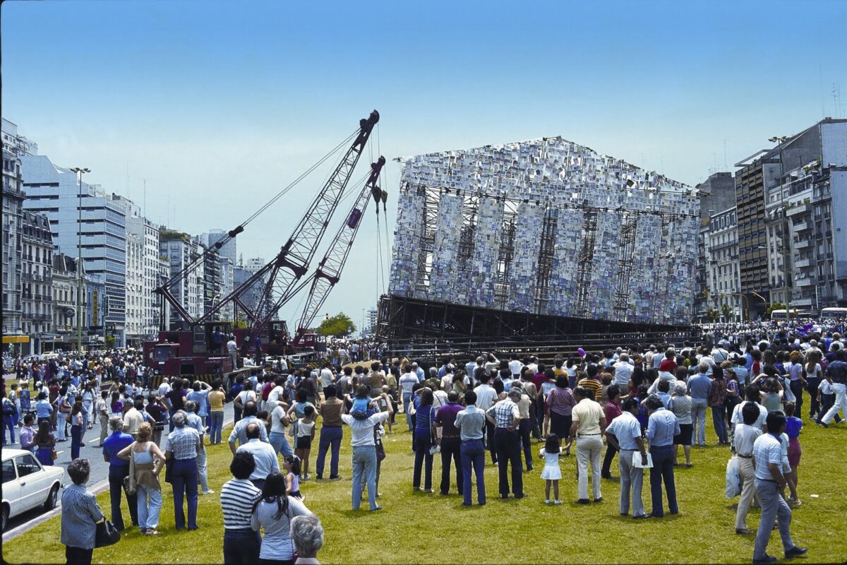 Έφτιαξαν τεράστιο αντίγραφο του Παρθενώνα από χιλιάδες βιβλία
