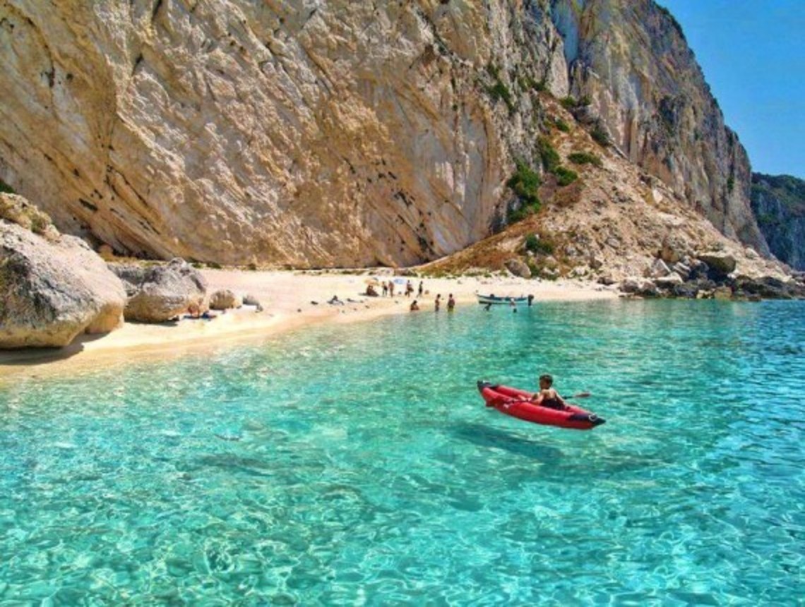 Ερεικούσα | Το νησί με τα σμαραγδένια νερά