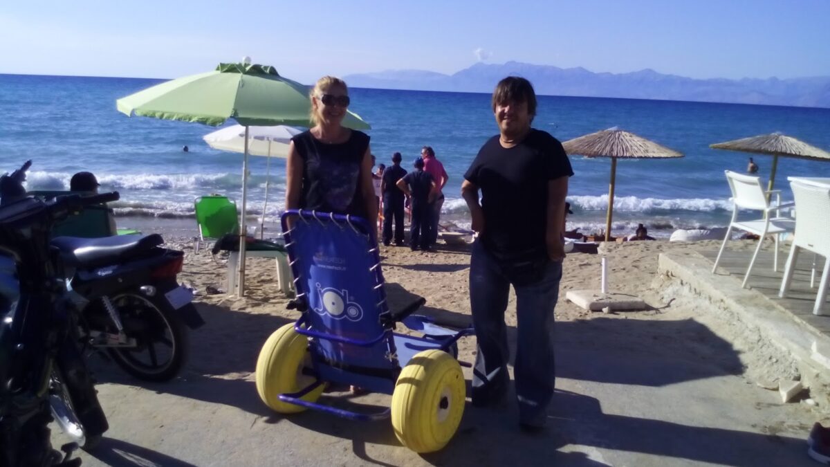 Η Κέρκυρα το πρώτο νησί στην Ελλάδα με πλωτά αμαξίδια για ανθρώπους με κινητικές δυσκολίες