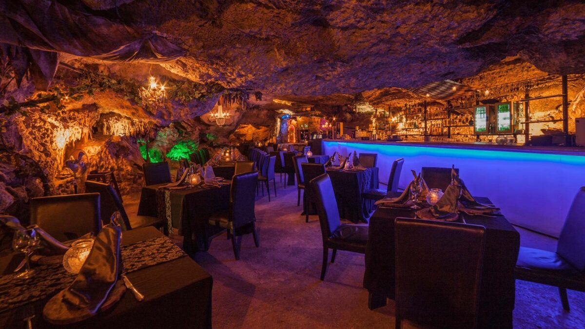 Σ’ αυτή την αρχαία σπηλιά των Μάγιας ο κόσμος πηγαίνει για να φάει και να πιει