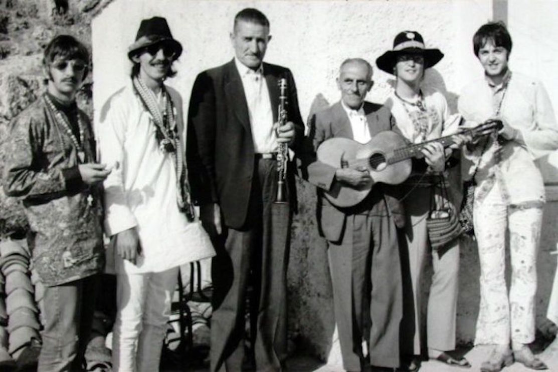 Οι Beatles στην… Αράχωβα – Τι εξομολογείται ο Έλληνας φωτογράφος για την incognito εμφάνισή τους;