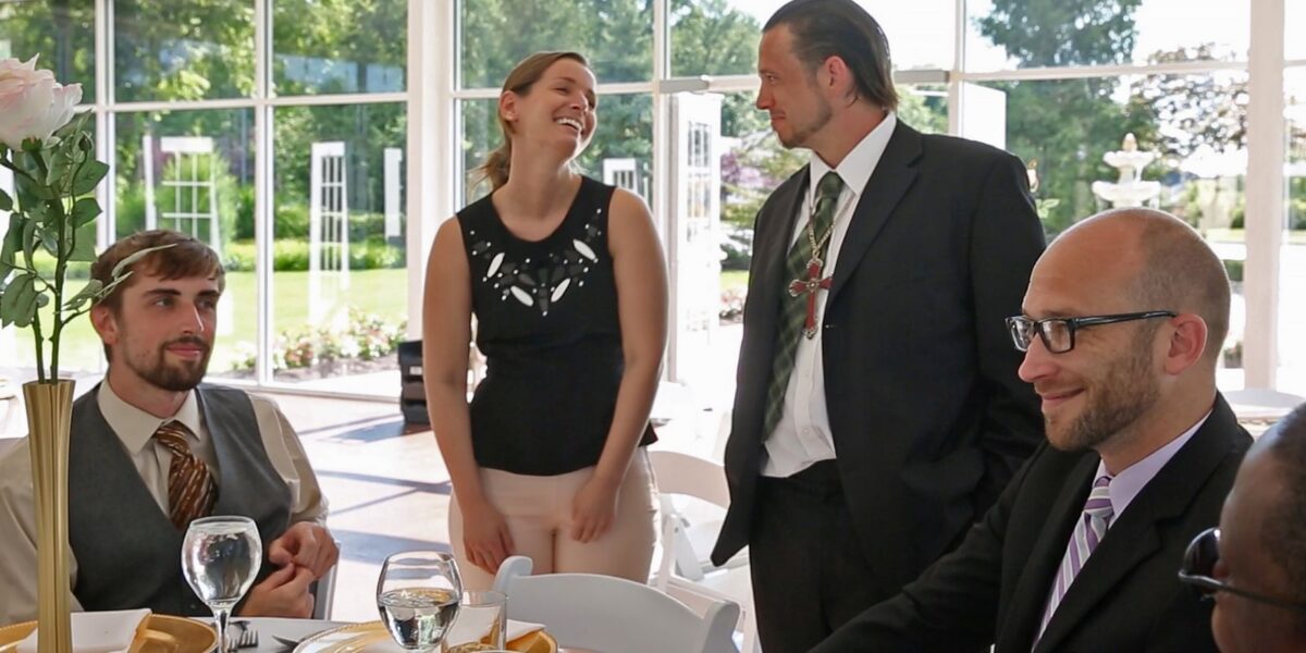 Η νύφη άλλαξε γνώμη & τάισε τους άστεγους