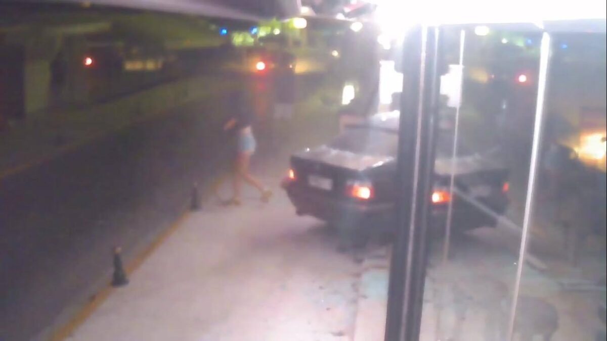 Βίντεο – σοκ: Αυτοκίνητο μπουκάρει σε μπαρ στην Κέρκυρα