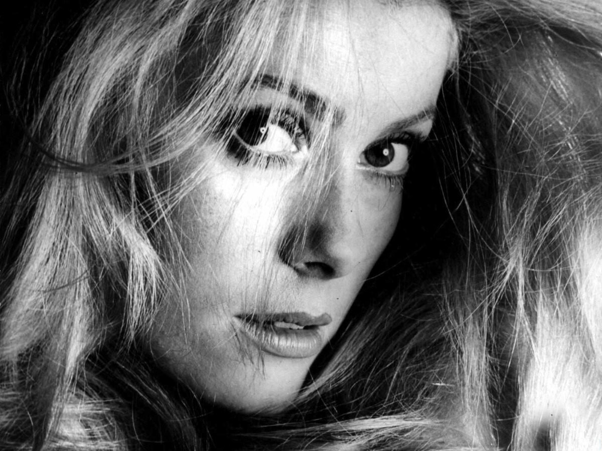 Yves Saint-Laurent | Το πιο ωραίο φόρεμα μιας γυναίκας είναι η γύμνια της.
