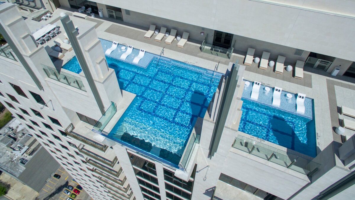 Sky pool: Η πισίνα που κολυμπάς ενώ «πετάς»