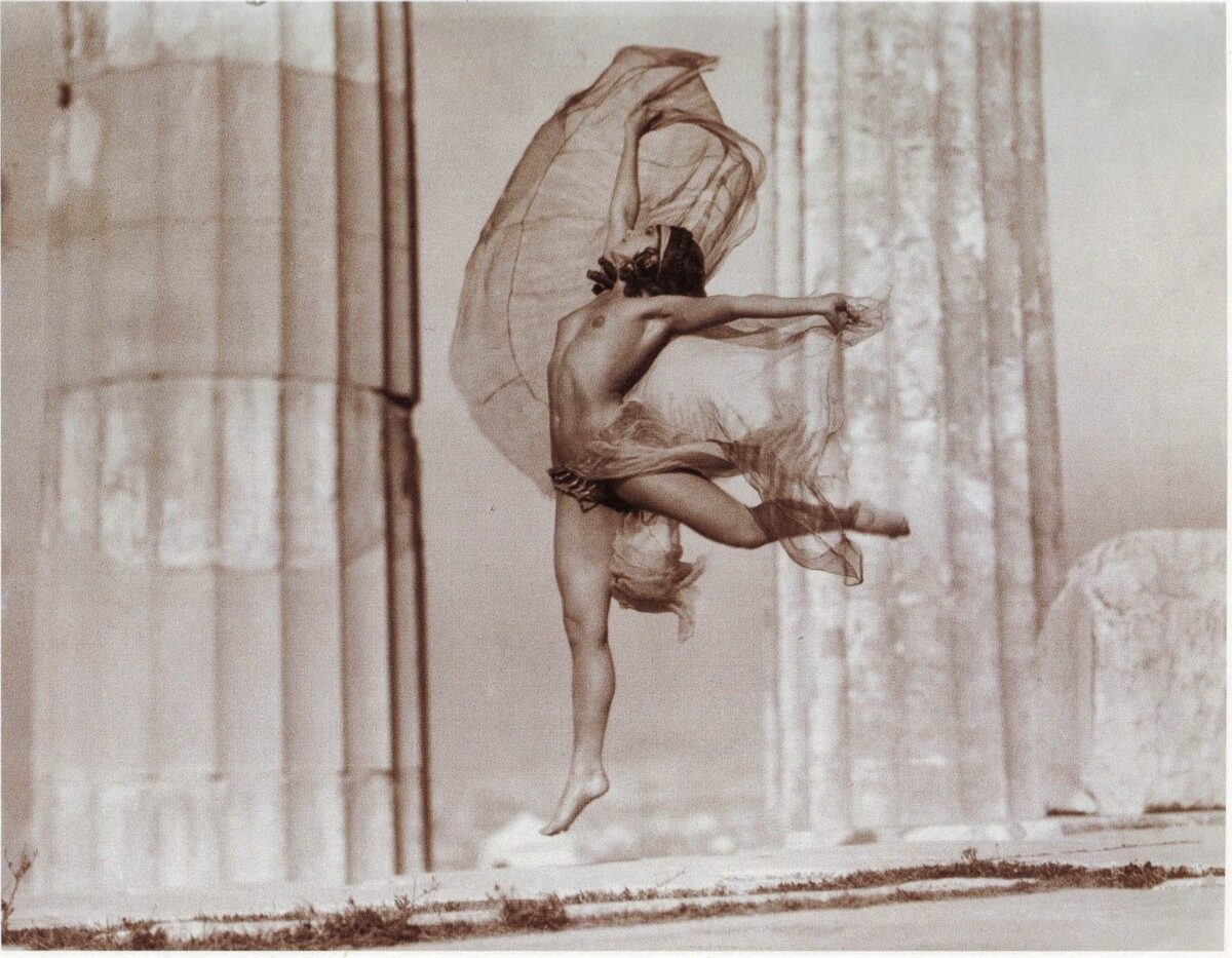 Nelly | H πρώτη Ελληνίδα φωτογράφος που τόλμησε να φωτογραφίσει ολόγυμνη την Μόνα Παέβα στην Ακρόπολη